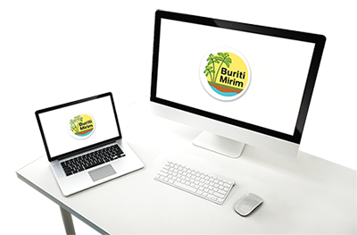 Computadores com o logo do Projeto Buriti Mirim nas telas